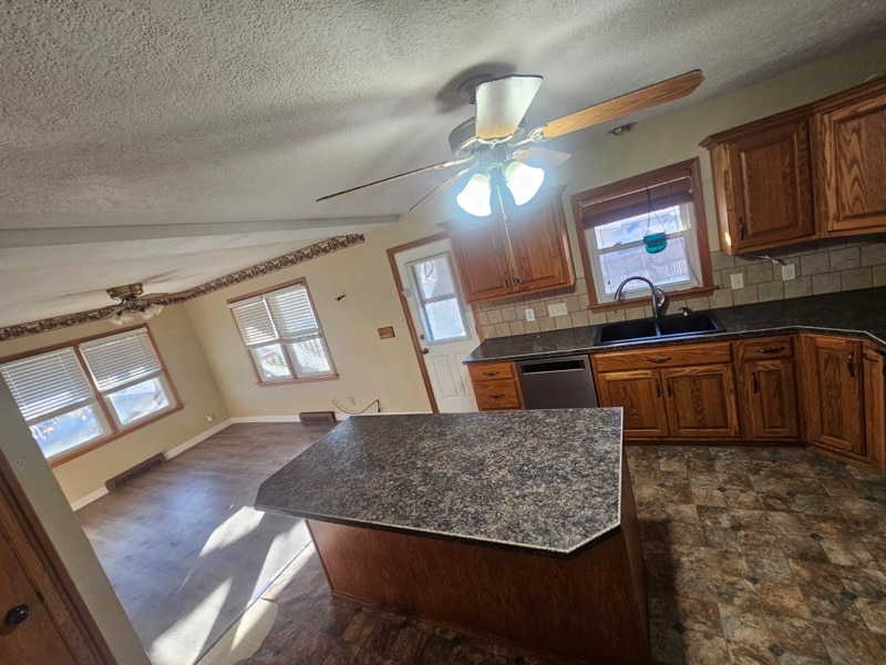 Building Photo - 821 W Spruce St