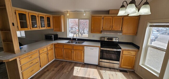 Building Photo - Fully Renovated 3Bd/2Ba Home in River Rock Fenced Yard Pet Friendly