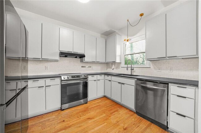 Building Photo - 1086 Pine Grove Ave NE