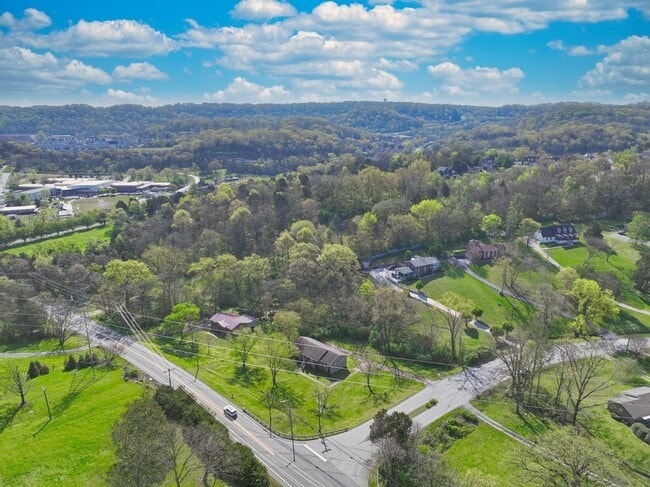 Building Photo - **ONE-SIDE-OF-A-DUPLEX HOME MINUTES FROM NASHVILLE WEST AND DOWNTOWN WITH A GORGEOUS LARGE YARD**