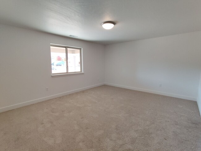 Building Photo - Stunning Newer Build in Benton City