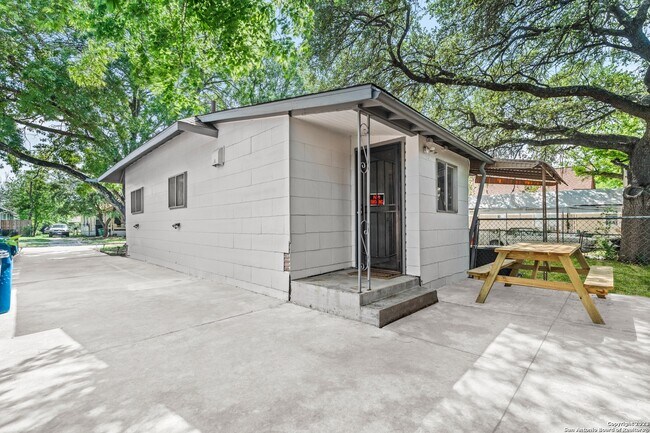 Building Photo - 327 E Whittier St