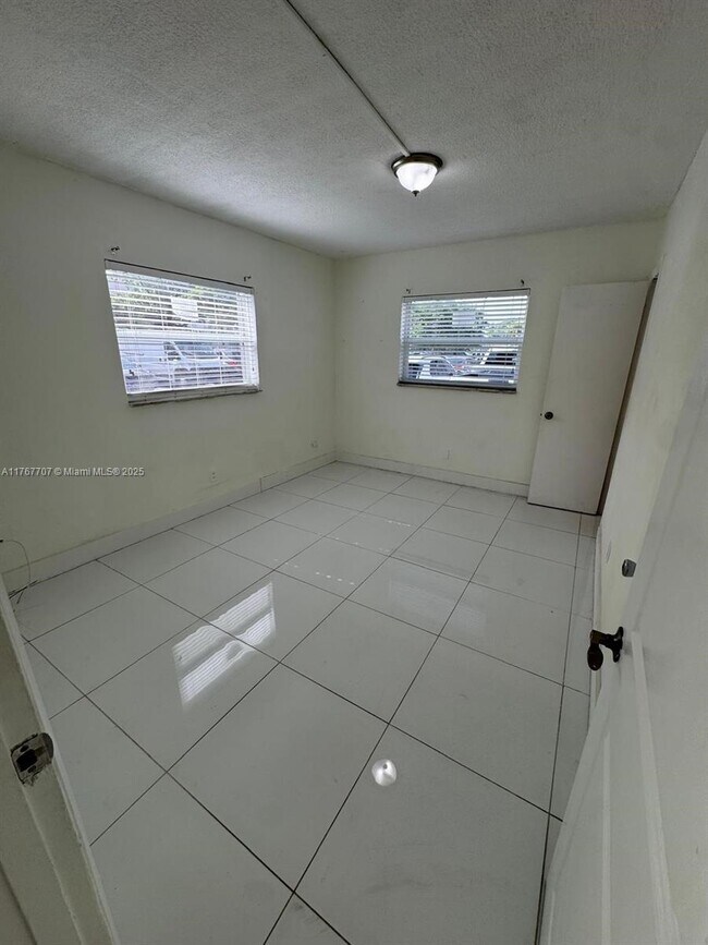Building Photo - 120 Royal Palm Rd
