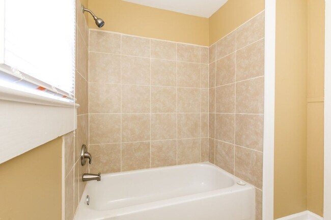 Building Photo - Cute, Clean & Completely Renovated