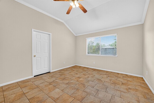 Building Photo - 15242 Kingsbridge Way