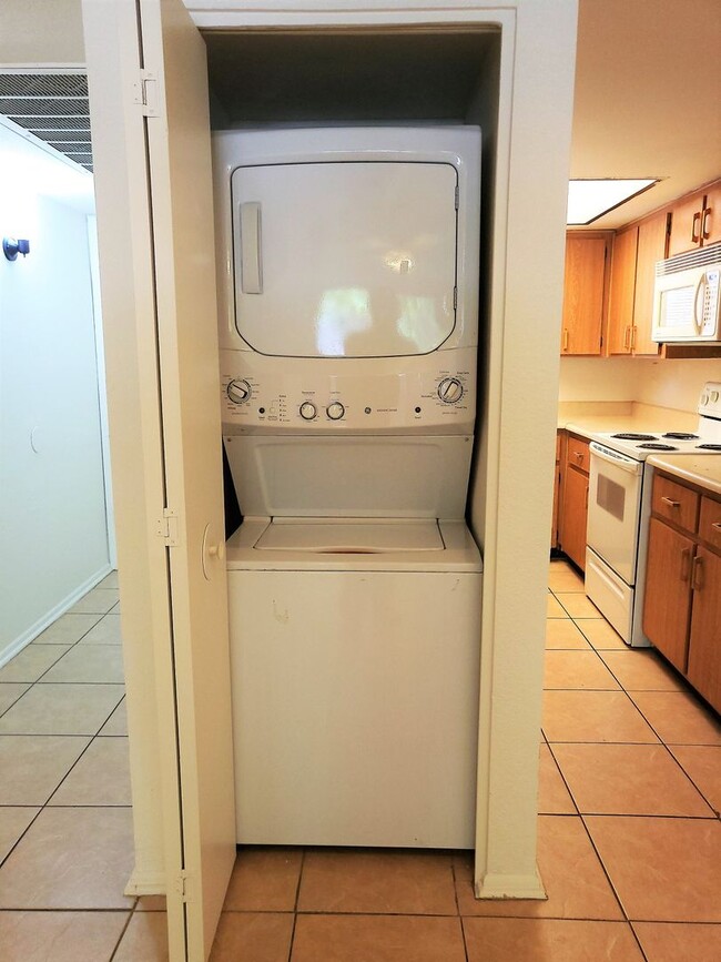 Building Photo - GATED COMMUNITY IN TEMPE!