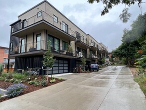Building Photo - Modern 3 BD/2.5 BA, Superb Location, Internet/Cable and TVs Included! Available August 3rd!