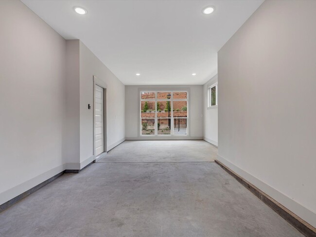 Building Photo - Townhome in West End with Rooftop Terrace ...