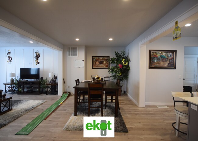 Building Photo - Spacious Townhome Near Shopping! 3 BD 2.5 BTH