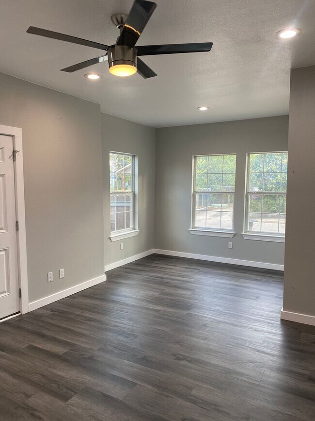 Building Photo - Renovated 3-Bedroom Home in Jefferson Heights