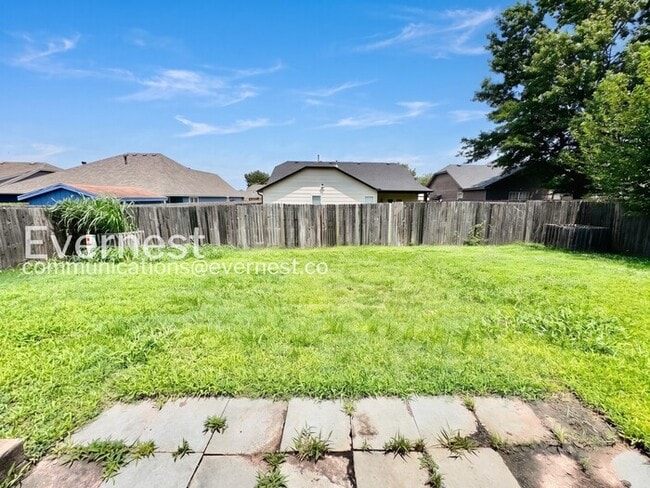 Building Photo - 4 Bed/2 Bath Home with Fenced Yard & Garage / Pet-Friendly / Available Now!