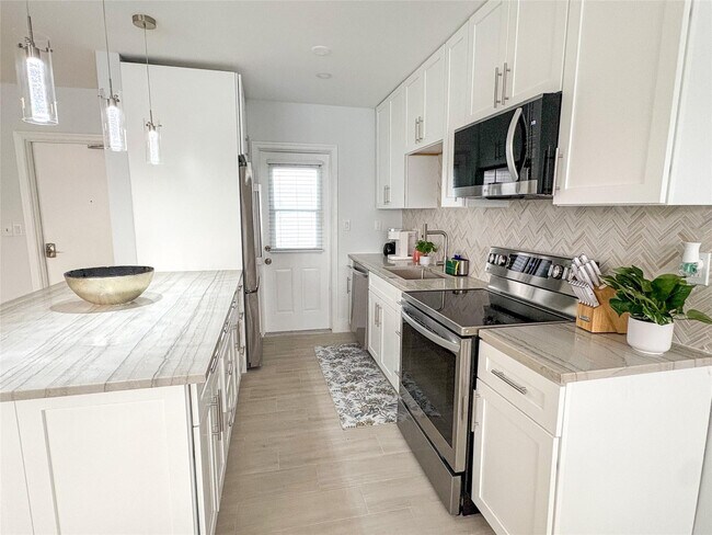 Building Photo - 4541 N Ocean Dr