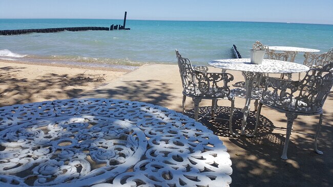 Building Photo - 1205 W Sherwin Ave