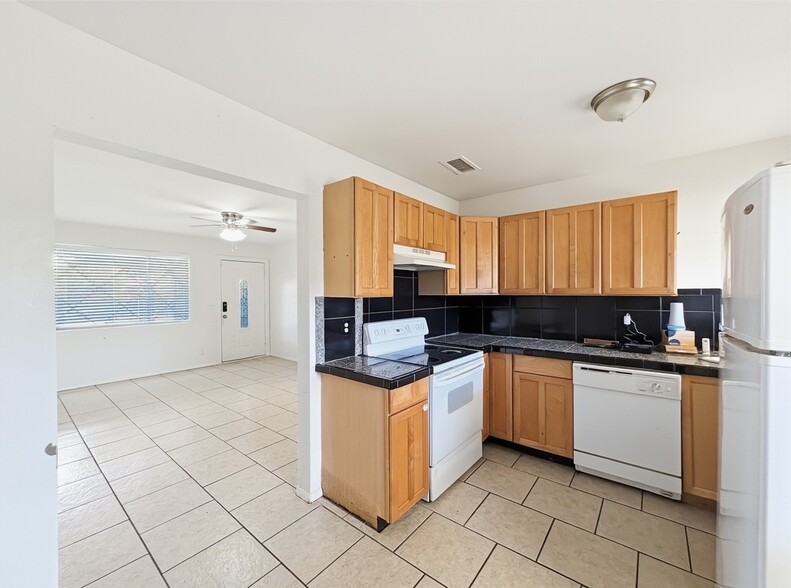 Building Photo - 2715 E Glenrosa Ave