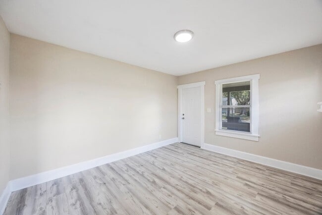 Building Photo - Cosy 2 bedroom 1 bath home with nice size ...