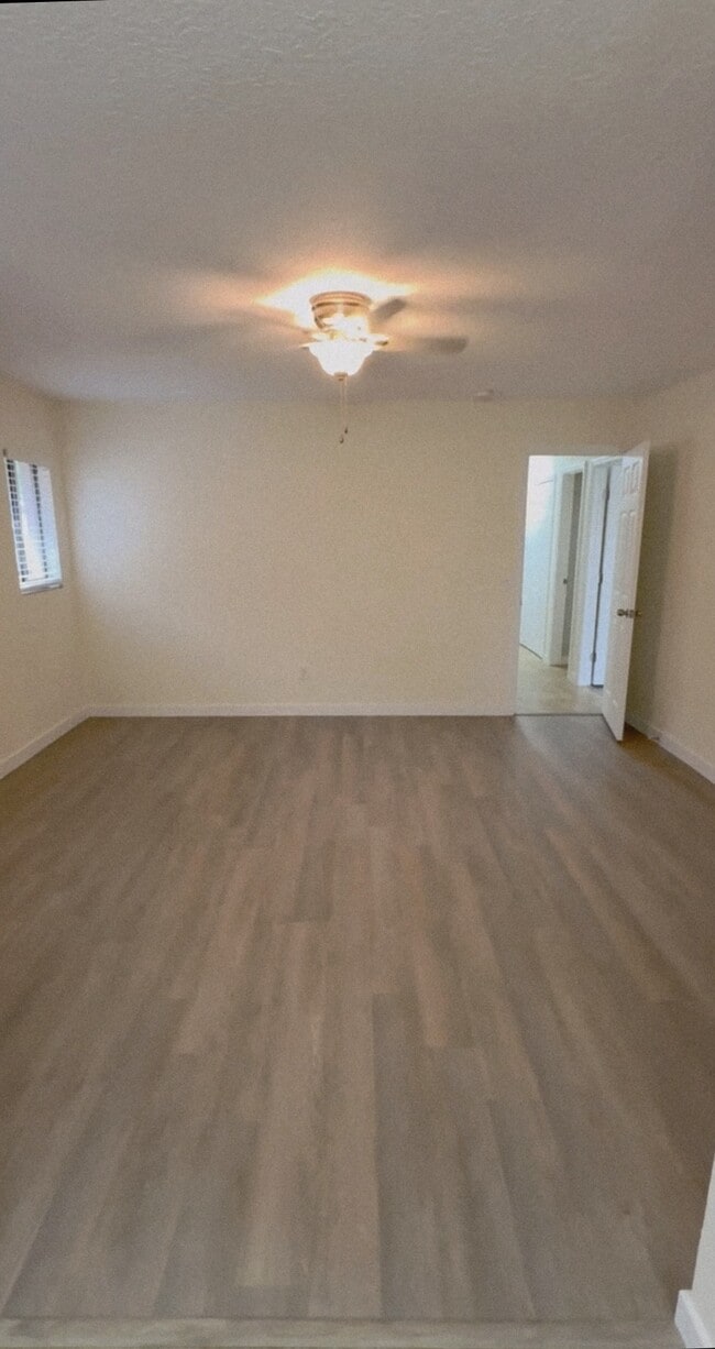 Building Photo - 121 Springwind Way