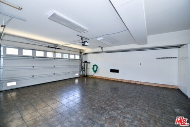 Building Photo - 6473 Zuma View Pl