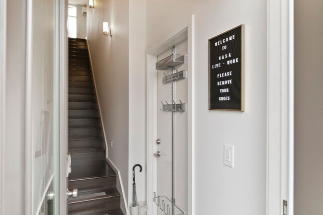 Building Photo - Amazing Live/Work 3bd/3bth w/Separate Comm...