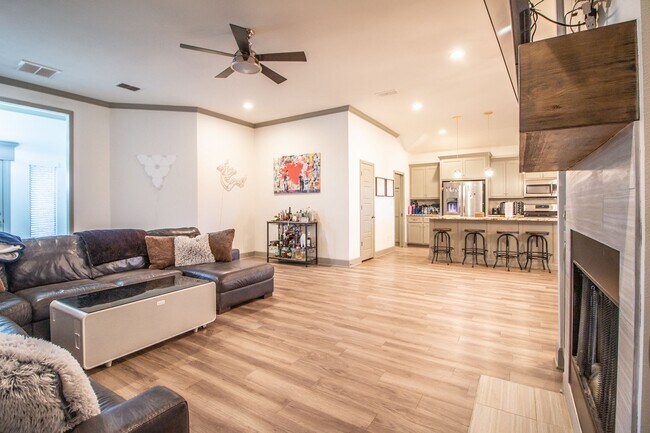 Building Photo - Pre-leasing for Fall!! 3/2/2 Luxury Home i...