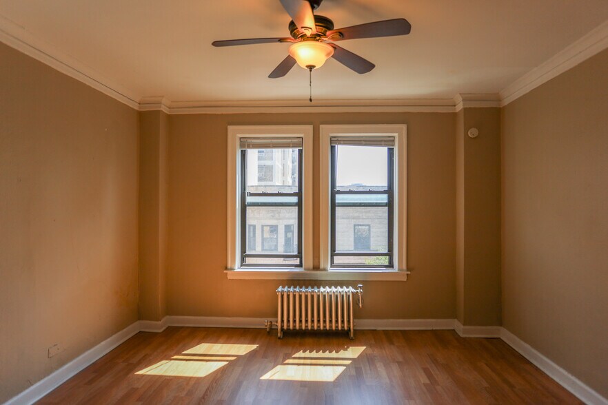 Building Photo - 920 W Eastwood Ave