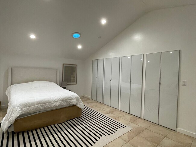 Building Photo - PRIVATE , FURNISHED Beverly Hills Studio Back House ! All utilities included