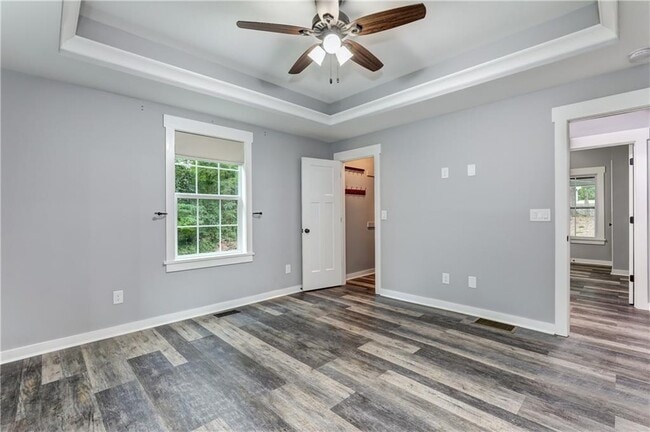 Building Photo - 623 Sweetwater Creek Dr