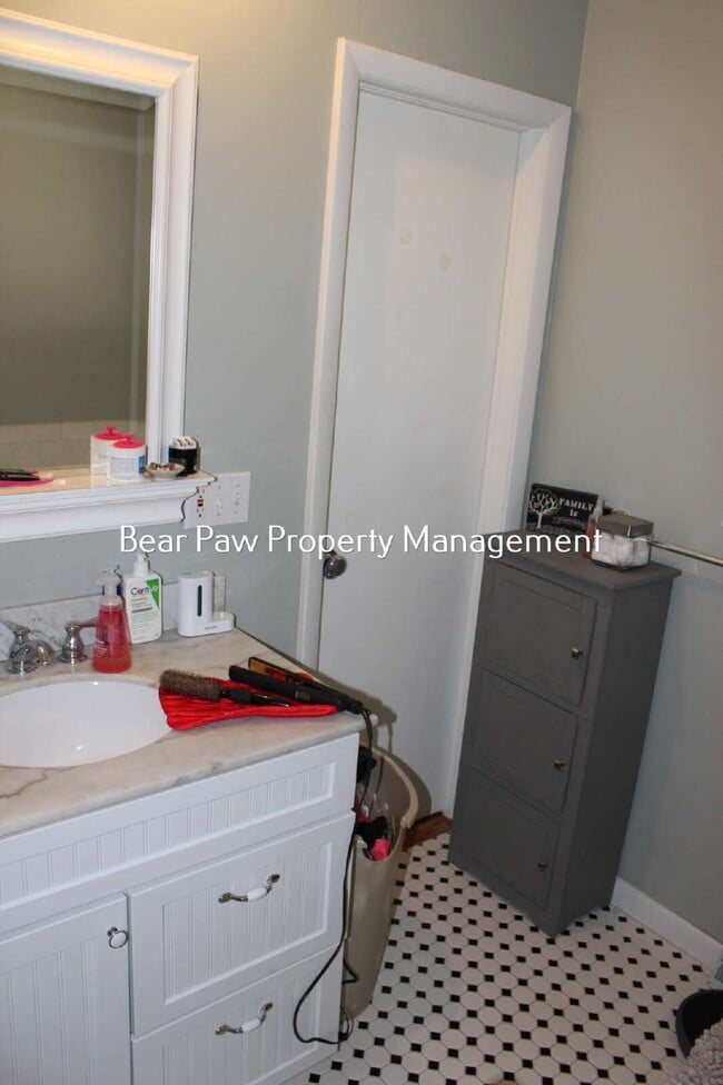 Building Photo - Cute Home in Near Downtown Evergreen!