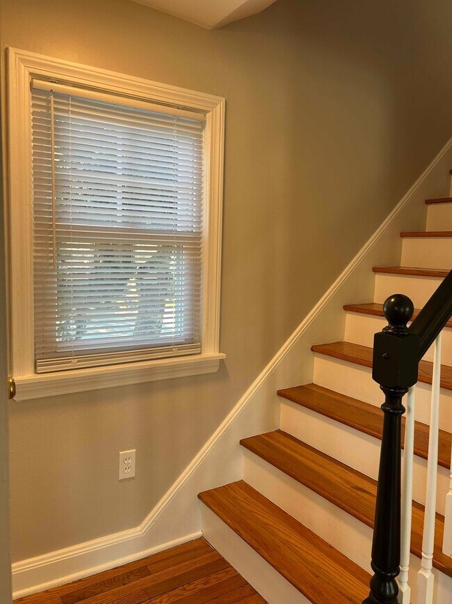 Building Photo - Spacious Colonial For Rent in Lyndhurst