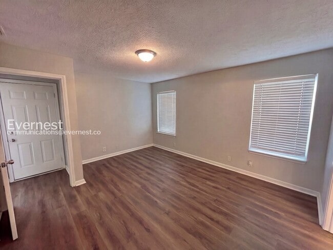 Building Photo - 2836 Roscommon Dr