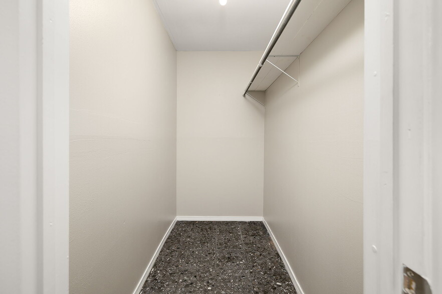 Building Photo - 5004 Oleander Dr