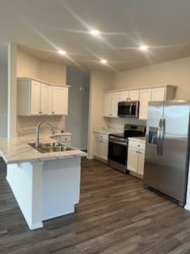 Building Photo - Three Bedroom / Two Bath Home/Two Car Garage/Fenced Backyard