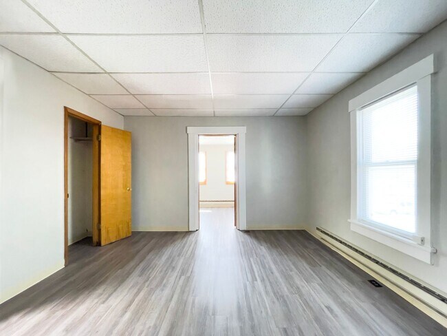 Building Photo - Preleasing for August 2026! 1 Bedroom, 1 Bathroom Close to Ball State's Campus! New Flooring!