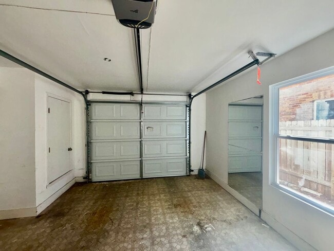 Building Photo - Hemphill Park Gem! 4 Bed/2.5 Bath - Availa...