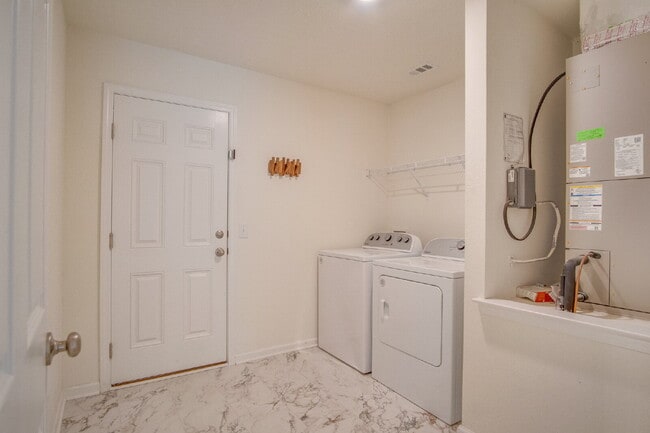 Building Photo - 3-Bed, 2-Bath Modern Home in Prime Locatio...