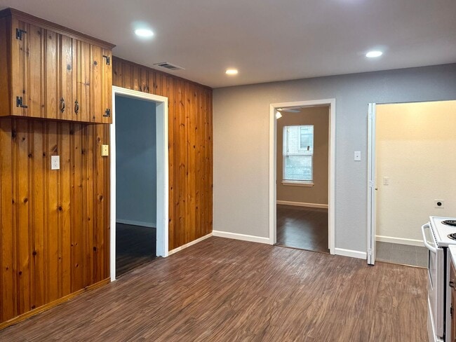Building Photo - 3 Bedroom / 2 Bathroom