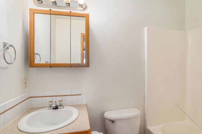 Building Photo - Recently Updated 3Bd 2bath Ranch
