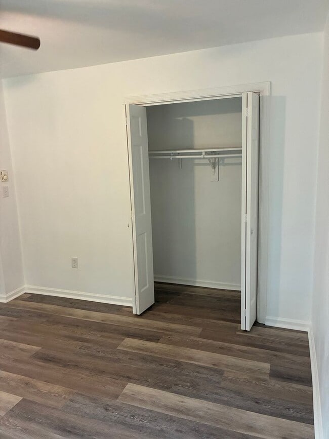 Building Photo - 116 Holland Cir