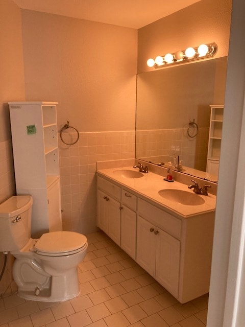 Hall Bathroom - 6010 E University Blvd