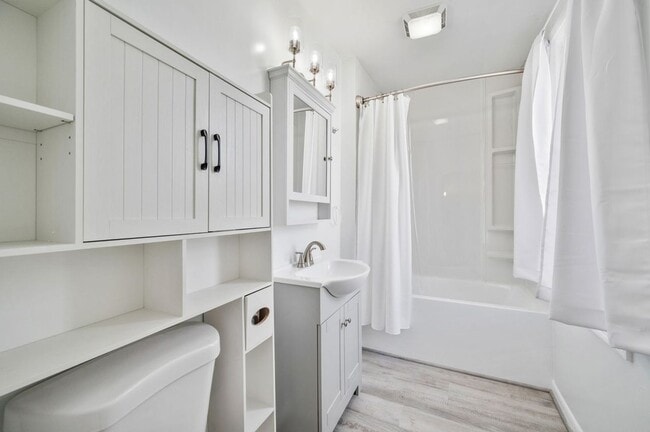 Building Photo - Newly Renovated 2 Bedroom Home With Bonus ...