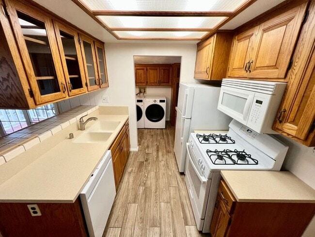 Building Photo - Beautiful, historic, Ocean Beach Cottage i...