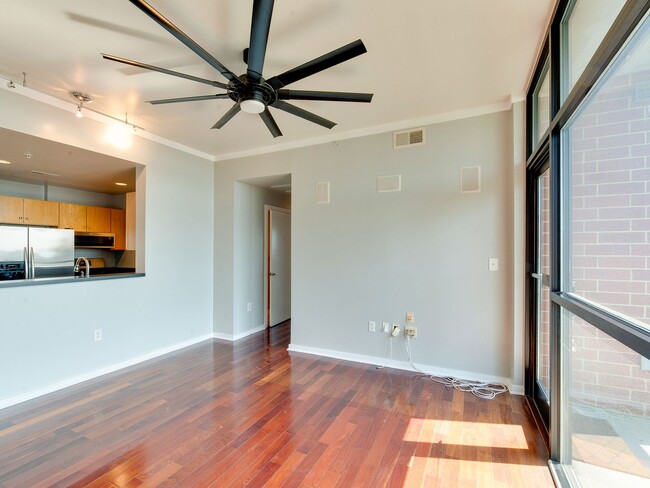 Building Photo - This move in ready condo has it all in Cha...