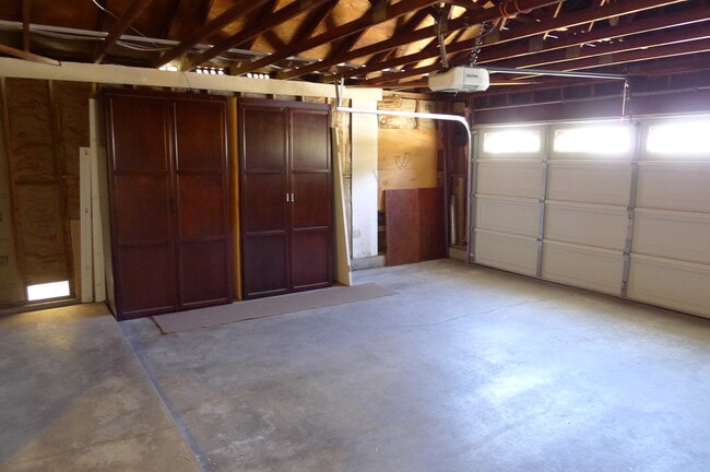 Building Photo - 2052 E Loraine St