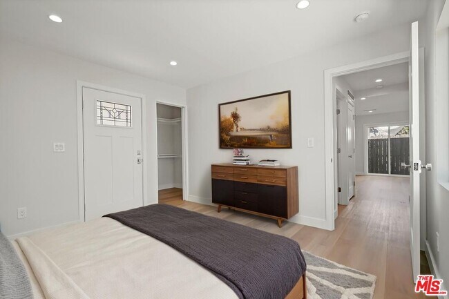 Building Photo - 1561 E Elizabeth St