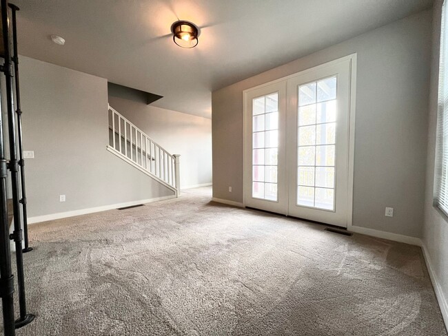 Building Photo - 3 Bedroom/3.5 Bathroom Townhome in South J...