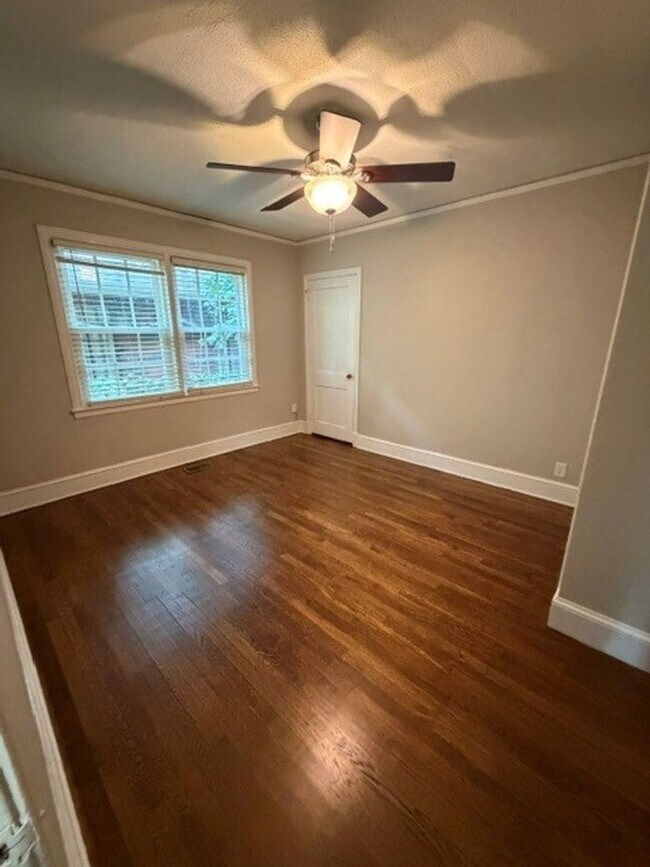 Building Photo - Great 2bedroom one and half  bathrooms Apt in Historic Wesley Heights!- First full month free