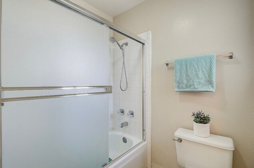 Building Photo - 1303 Victoria Ter