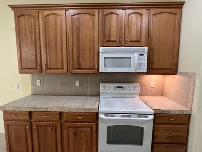 Building Photo - 3 Bed 2 Bath Golf Gated Community Pet Friendly,Boat Garage. Bullhead Parkway