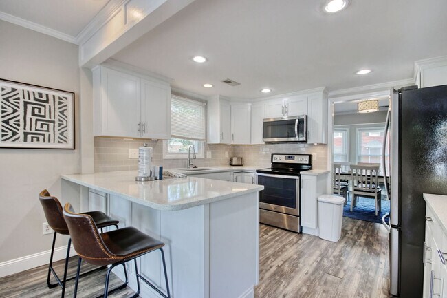 Building Photo - 1563 Elizabeth Rd