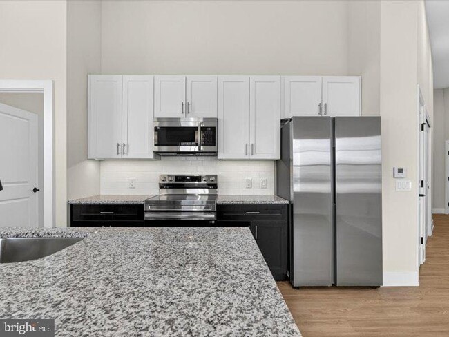 Building Photo - 624 Main St