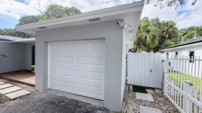 Building Photo - 433 NW 15th Way